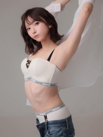 都不知道眼睛該擺哪了！極品女優好身材不藏私：好想埋進去！